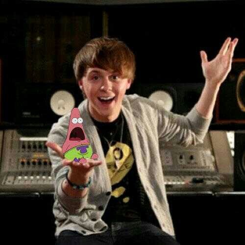 Ellington Ratliff is the name. I'm the drummer in @OfficialR5_RP. I enjoy making music with my best friends. Soo..Yeah. x) {Taken♥} *Part of @RealCelebsRP*