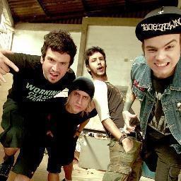 Twitfã feito para @sugarkanerock nossos Irresistiveis Frangos *O*
           Se você acha que eles são irresistiveis frangos, follow now :)