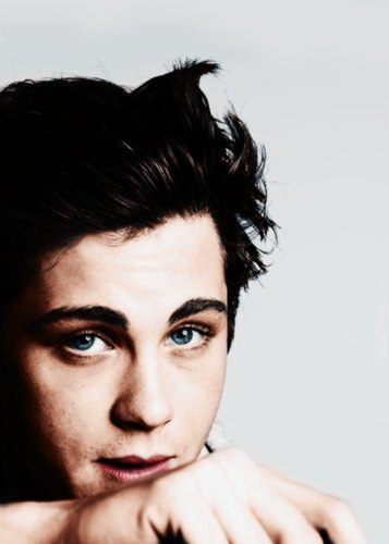 Amo Livros, iCarly, Percy Jackson, Logan Lerman,Adam Sevani, sou Lovatic de carterinha, amo Ela dança, eu danço, adoro comer e ler.