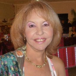 Psicoterapeuta, Coach en desarrollo humano. Charlas, talleres y terapias holisticas, Escritora de Una Brujula en el Caos, Amiga, Madre, Consultas