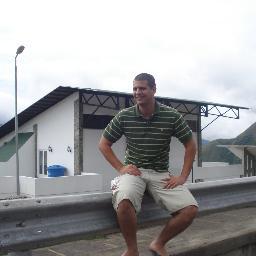 Aficionado a los deportes caraquista, minerista, madridista, marinos y por supuesto de la Vinotinto