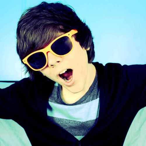 I am a Damon Fizzy lover and I love the FizzyFamilyForever ... Damon is my hero and, I wouldn't be here today without him ...          I love you Damon