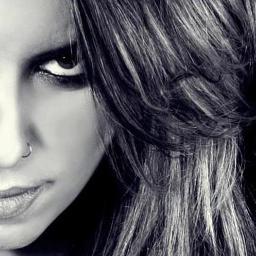 Ela é: 
Cantora, Compositora, Instrumentista, produtora Musical... Simplesmente por isso amamos LU GUESSA!
