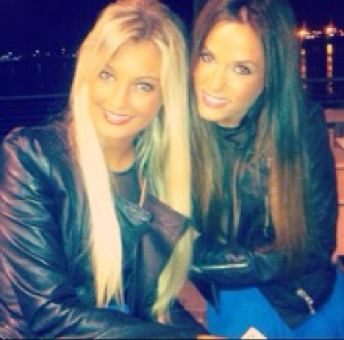 Aure__Capu's profile picture. ♥♥ Compte géré par deux personnes ! Grand Fan de Aurelie et Capucine des Anges 5. ♥♥
                  FOLLOW NOUS :)