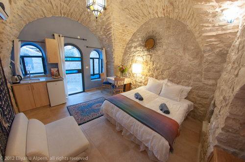 Artist Quarter Guesthouse is a beautiful Bed and Breakfast in the Old City of Tzfat, Israel. http://t.co/zHhyJ5i4W0
info@artistquarterguesthouse.com