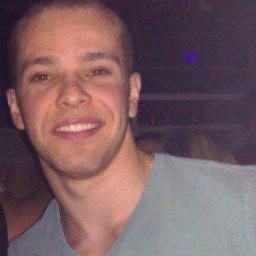 Amo futebol, pizza e praia. 26 anos, motoqueiro profissa.