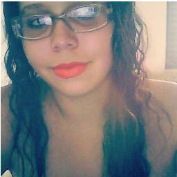 Elα é perfeitα, mαs tem inúmeros defeitos.
Elα fαlα αlto, gritα, dá gαrgαlhαdαs, mas se fαz de tímidα.
Elα é sαntα, mαs sabe provocαr ★