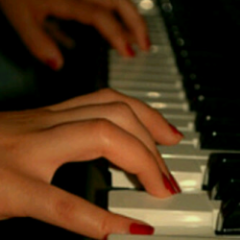 عاملني كشيء تعشق وجودھِہ .. أعاملك كشيء لا أعيش ; بدونھِہ ..♡