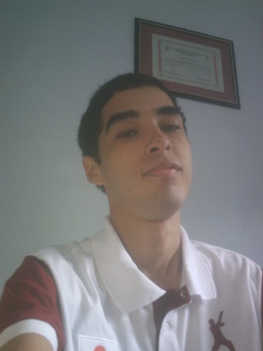 Um cara sonhador gentil, emotivo, criativo, cavalheiro, sempre pronto a ajudar, calmo e tranquilo. Com uma personalidade muito sensível e que impressiona.