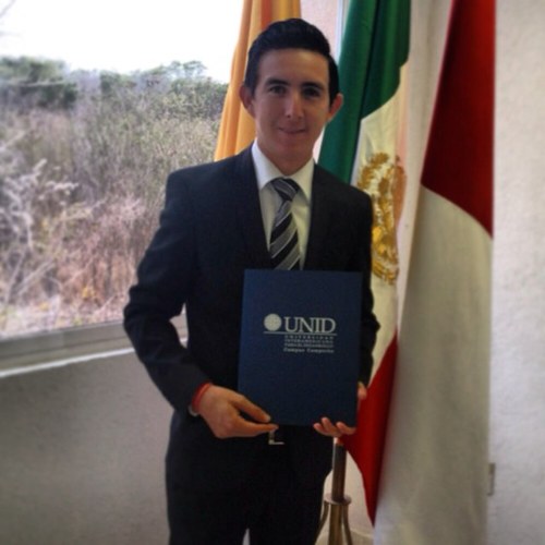 Lic. en Biología. 
Maestría en Administración de Negocios con especialidad en Finanzas.
Diplomado en Comunicación e Imagen Corporativo. 
Champotonero 100% 🌎