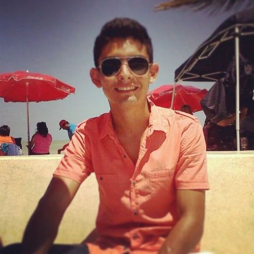Soy baterista y amo la vida,amo vivir,amo a mi familia,a mis amigos,me encanta jugar fútbol,y sobre todas las cosas amo a Dios...xD