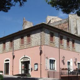 Residenza Turistica Cesarina è una struttura ricettiva dispone di appartamenti piacevolmente arredati nel centro storico di Verucchio prezzi competitivi.