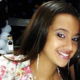 Louca, bipolar, desligada, chata, diferente, muito feliz e o resto só seguindo p/ saber