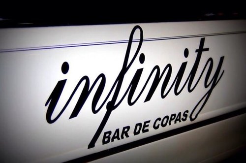 Las mejores copas en el mejor  ambiente, música actual y los exitos de los 90, sin olvidarnos de los paseos en LIMUSINA. Infinity bar de Copas, feel this moment