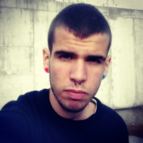 1995. Obtuso, aún en la probeta de la vida, soñador profesional, enamorado del misterio. Solo creo en lo que veo. `No me cambian ni los años´