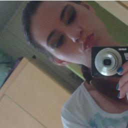 I'm Directioner,dona da @HNLLZ_Myheart1D ,sou completamente apaixonada por one direction,e bom deixa assim...