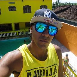 eu poderia ficar acordado só para te ouvir respira 
ver seu sorriso enquanto dormi senti seu coraçao bater beijo vc Eu so quero ficar com vc neste momento