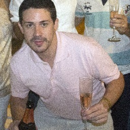 Fico inseguro, tenho medo de me perder todo dia. Vou mergulhando, enredado, em algo que não tenho mais controle. (sqn)