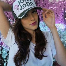 Uma pessoa me perguntou, O que você quer ser quando crecer. Responde: Apenas Feliz. Estou sendo porque conhecer @sophiaabrahao