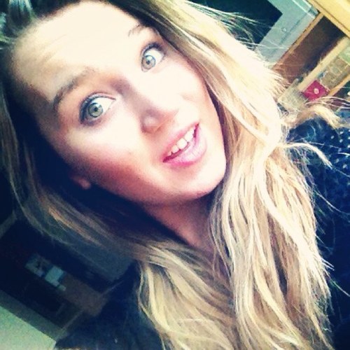 annieeisfab's profile picture. im a bad texter