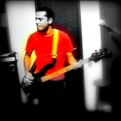 Nascido em BH, administrador, designer gráfico, baixista de uma banda cover dos Ramones, gosta de punk rock e é torcedor do Flamengo.