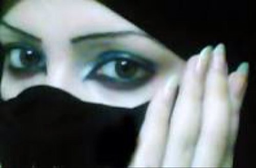 السعيد لا يملك كل شي ولكنه يسعد بكل شي يملكه ... حساب خاص بخربشاتي البسيطه .. احب الشعر واقراءه ...