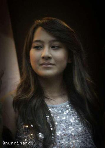 My NAME IS SHILA IM WINKSY AND COMATE IM FROM london