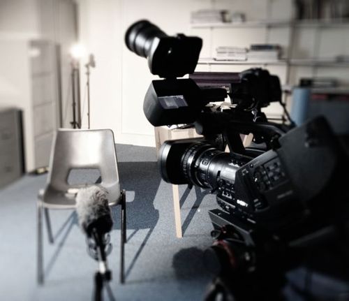 Making doc-style films & more for @TheRSC. Available for tragedy, comedy, tragi-comedy, weddings... All opinions my own unless retweeted from someone cleverer.