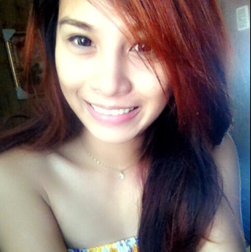 I'm a girl and I tweet random things that I can relate. I FOLLOWBACK :)
