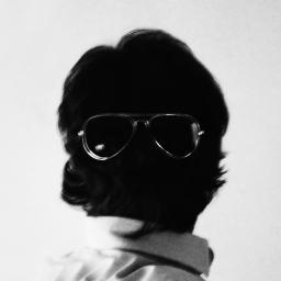 Músico y Diseñador en el exterior. Agitador bocazas tras un nick y unas RayBan en la red.
