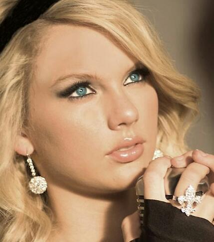 Aro's daughter. I can learn any gift with a touch. I'm a widow with a beautiful daughter. 18+