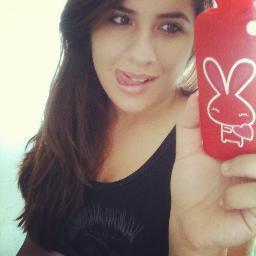 DanielaBonfim_'s profile picture. If she's there in the good times and the bad times, shes a keeper, right @AgapiThaErthi, @broodoverthere, and @seeniebeenie ?