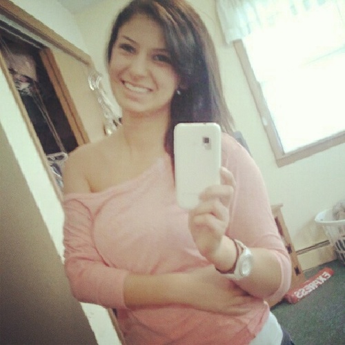 mialynnnx3's profile picture. Positive mind. Positive vibes. Positive life.