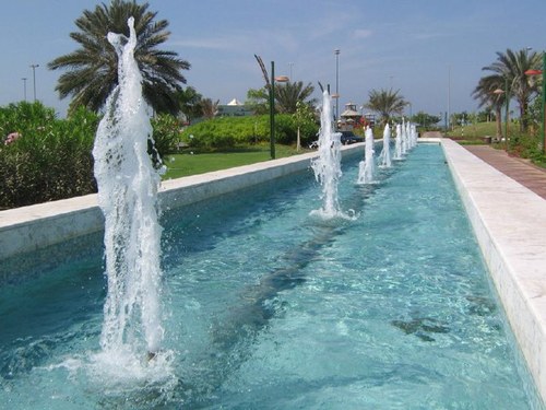 ‏زهـــرة الـــورد فـــيــها عــطـــر غـــالــي ثــميــن ،،، ســجـــعـــت الــطيــــر فــــيهــا ســـحر للعــاشقيـن ..