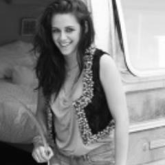 Hello,i'm big fan of kristen stewart ! Kstew my idol,my model ! ♥