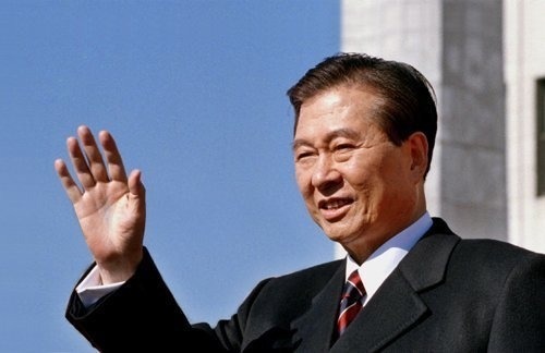 50여년 독재와맞서 다섯번의 죽을고비, 6년의수감, 10년간의 연금망명 대한민국 최초로 수평적 정권교체, IT강국육성, 문화개방으로 인한 한류열풍, 월드컵신화 창조. IMF경제국난극복, 노벨평화상, 햇볕정책으로 인한 한반도 평화구축 세계사적 위인 김대중 대통령님 말씀을 전합니다