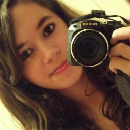 Eu que vivo com α cαbeçα nα luα, com músicα no ouvido e corαção nα bocα :)