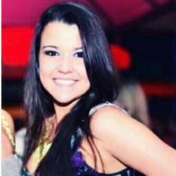 ela é da night, praia, rap, sabe viver.