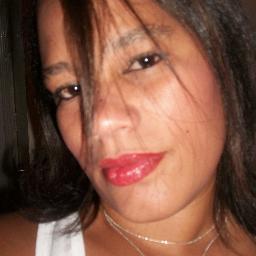 Linda por sua natureza
Ungida com toda certeza
Com a graça de uma princesa
Importa-se com a família com realeza
Amada pela sinceridade, amor e beleza.