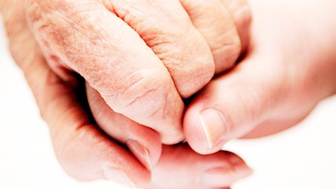 La Enfermedad de Parkinson es un trastorno del movimiento que afecta tanto a adultos jóvenes como a adultos mayores