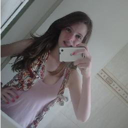 E onde fica a parte de mim
Que nunca deu o coração por você?
Não me entenda, só me ame, me deixe, me procure,
Fique, porque santa nunca fui