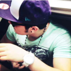 Nem todos os príncipes usa coroa e anda de cavalo branco, o meu usa boné e anda de jabuticaba e tem uma melodia doce @LuanSantana. ㅤㅤ15.04.13