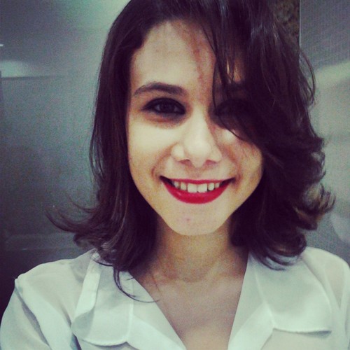 A vida me ensinou a dizer adeus às pessoas que amo, sem tirá-las do meu coração. Chaplin