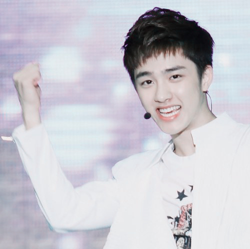 We Are One~....อันยองฮาเชโย..ผมคยองซูหรือดีโอจากEXOครับบ~...ผมทั้งหล่อทั้งน่ารักแถมตาโตอีกด้วย...อยากคุยกับคนหล่อฟอลมาสิครับบบ~...^ ^#XXXFAM