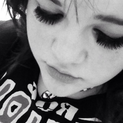 hello , I'm alice . i like drawing, photgraphy and listening to music 3 follow me? c: