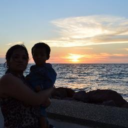 Difícil de entender, difícil de describir... apasionada y fiel, amo sin condiciones y confio en que todos tenemos algo bueno al final.