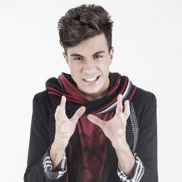 Sou fã do seu jeito , Sou fã da sua roupa , Sou fã desse sorriso estampado em sua boca , Sou fã dos teus olhos , Sou fã sem medida. @pelurestart