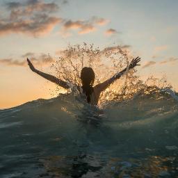 miiiniiitA's profile picture. —Esas chicas del otro extremo del vagón te están mirando. —Por supuesto que lo hacen, soy increíblemente atractivo. Clary y Jace.