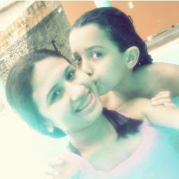 Quando a vida me desafia, eu coloco meu colete à prova da inveja, passo meu batom da ironia e disparo minha arma secreta: meu sorriso (: