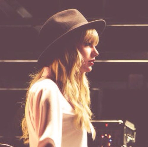 Trechos de músicas, frases e citações da artista Taylor Swift.